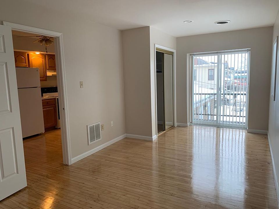 Huge bedroom with private balcony and closet