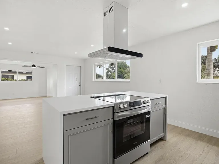 737 W Ilex Dr — Photo 3