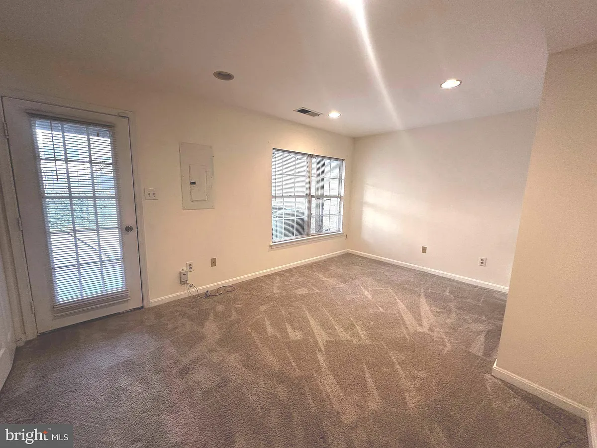 Building Photo - 45541 Clear Spring Ter