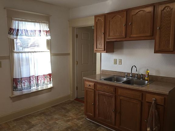 Kitchen - Oak Cabinets