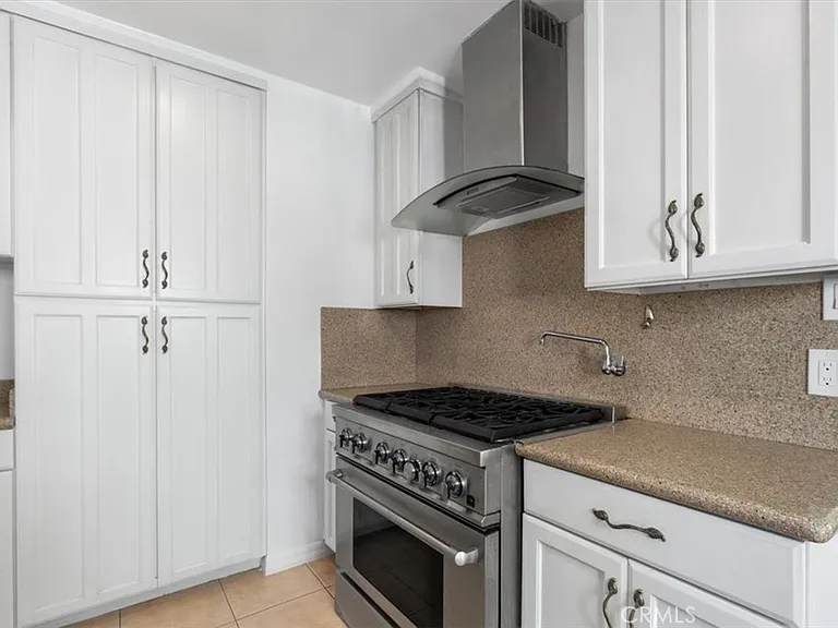 5466 Templeton St — Photo 12