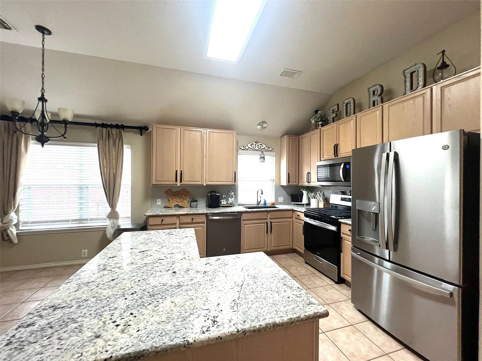 3 bed, 2.0 bath, 1861 sqft, $2,100 — Photo 3