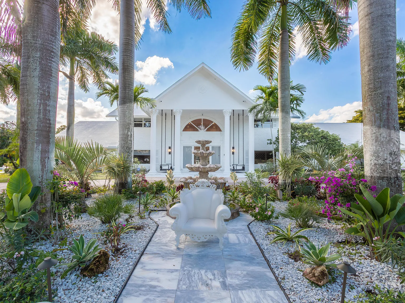 7 bed, 6.0 bath, 6377 sqft, $30,000 — Photo 2