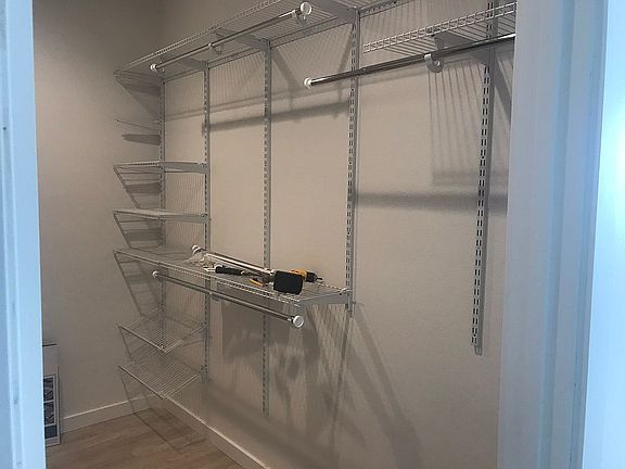 Walk-in closet 