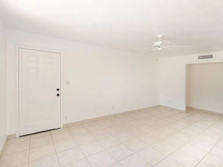 2913 S Elm St — Photo 10