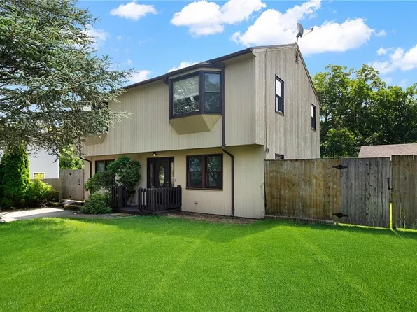 60 Twin Lakes Ave, Coventry, RI 02816