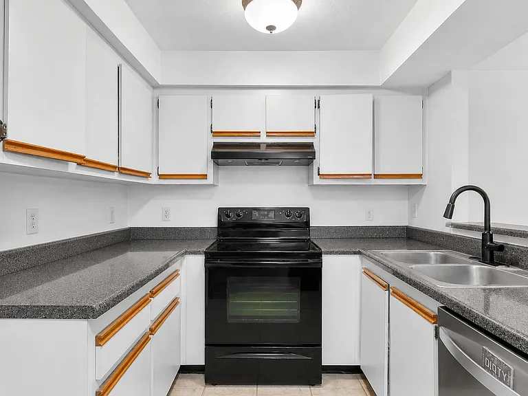 2593 S Park Ave — Photo 8