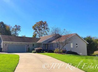 8543 Willow Run Dr, Jenison, MI 49428