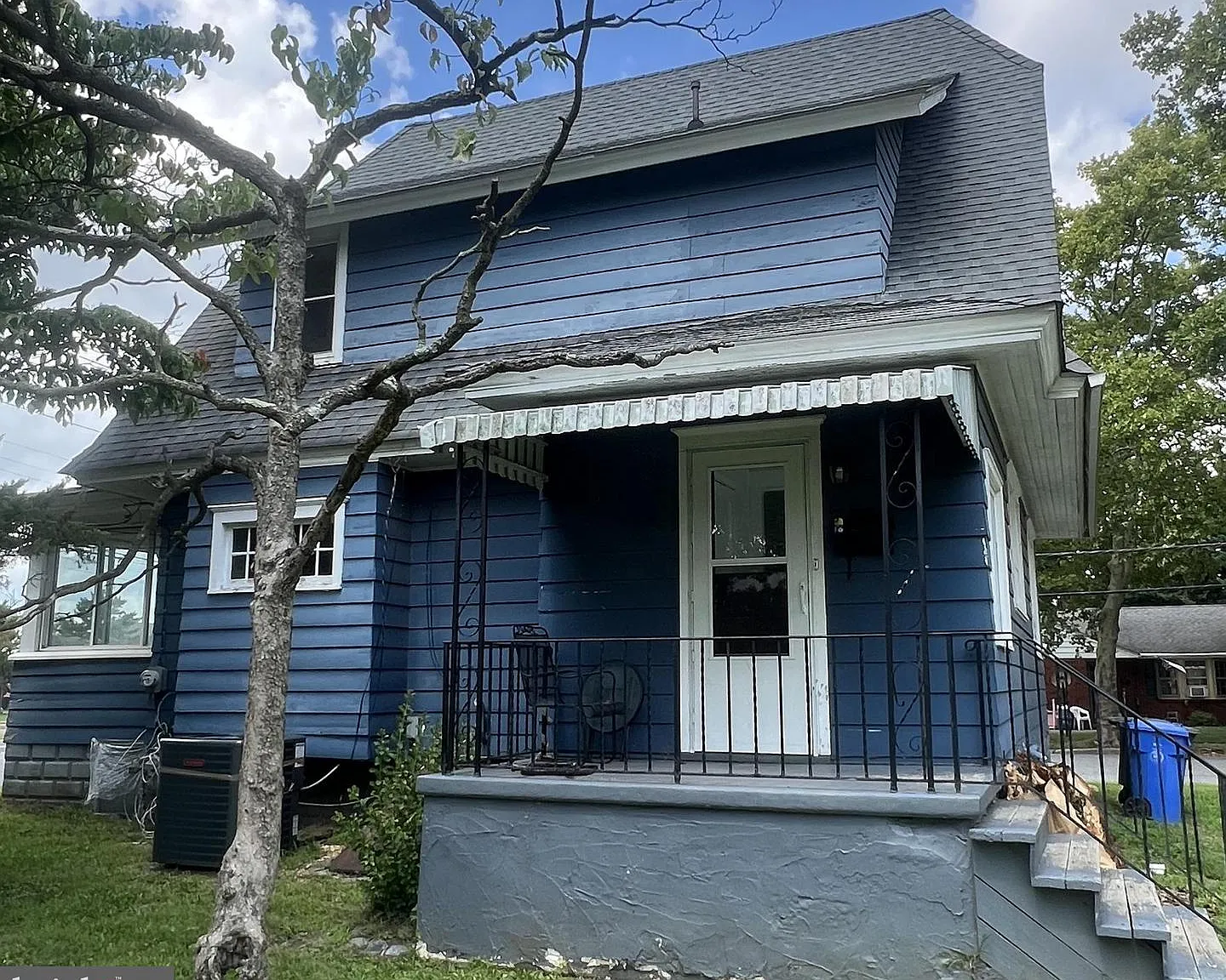 3 bed, 1.5 bath, 1381 sqft, $2,300 — Photo 2