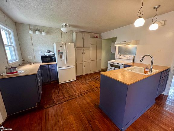 4th image of 310 W Orange St