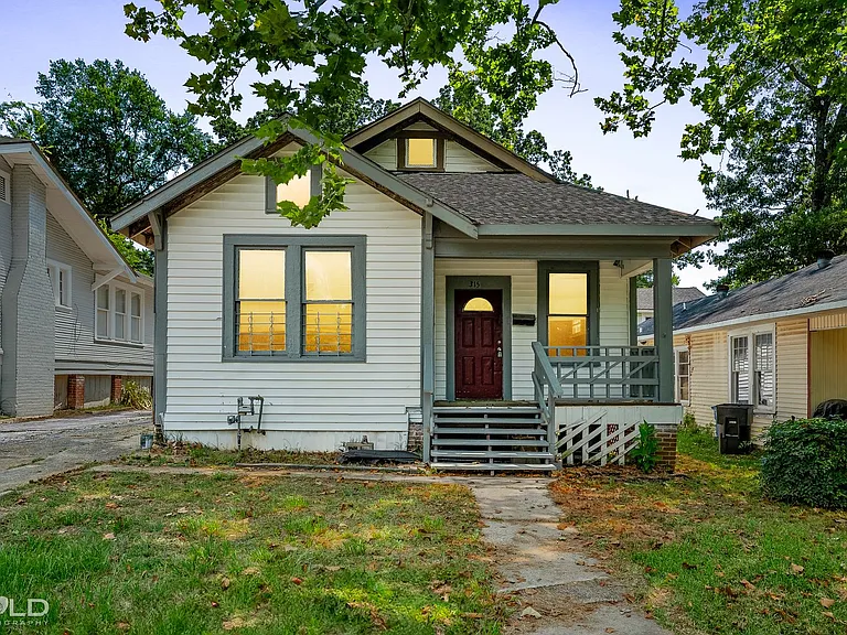 315 Robinson Pl — Photo 1