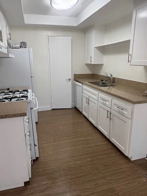 2 bed, 850 sqft, $2,500 — Photo 2