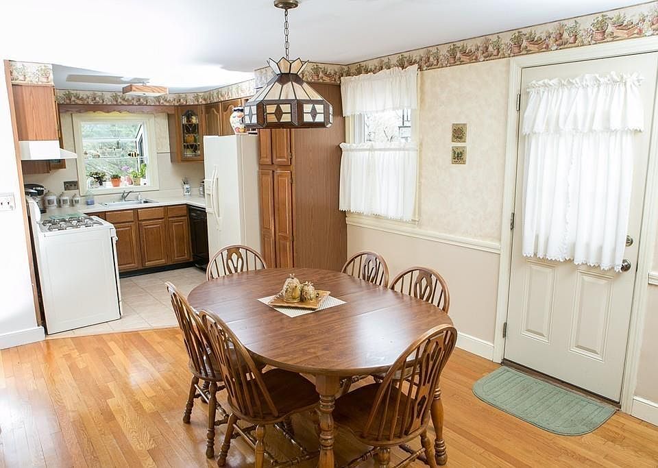 1st image of 52 A Fair Oaks Ave