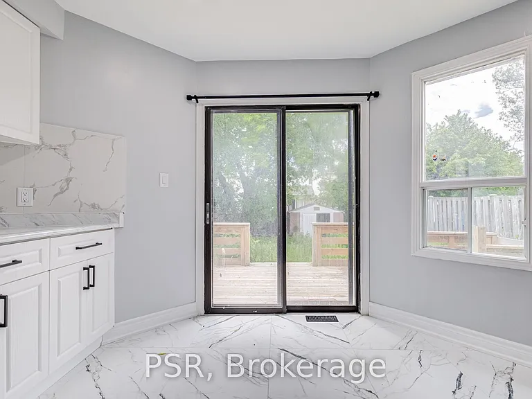 166 Adele Cres — Photo 24