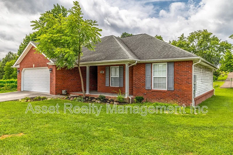 3 bed, 2.0 bath, 1302 sqft, $1,990 — Photo 2