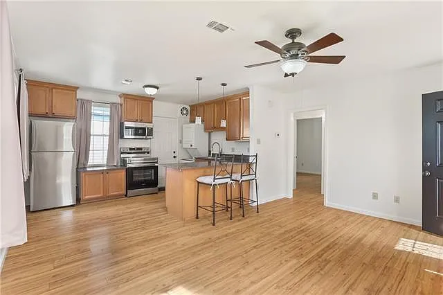 2 bed, 1.0 bath, 800 sqft, $1,900 — Photo 2