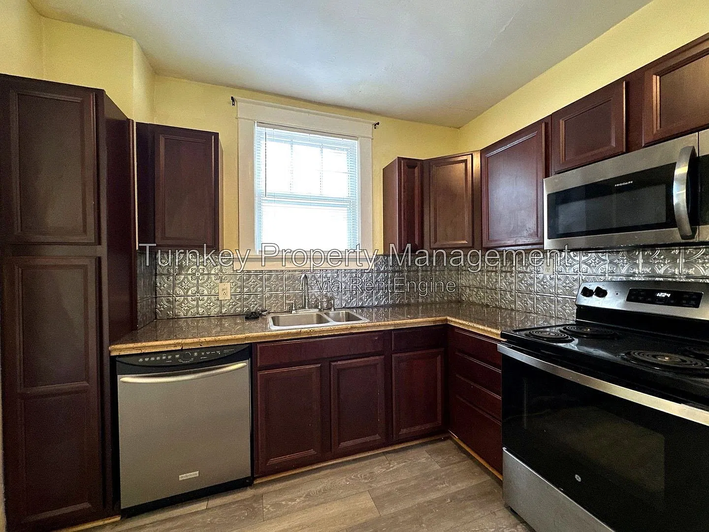 3 bed, 2.0 bath, 1704 sqft, $1,400 — Photo 3