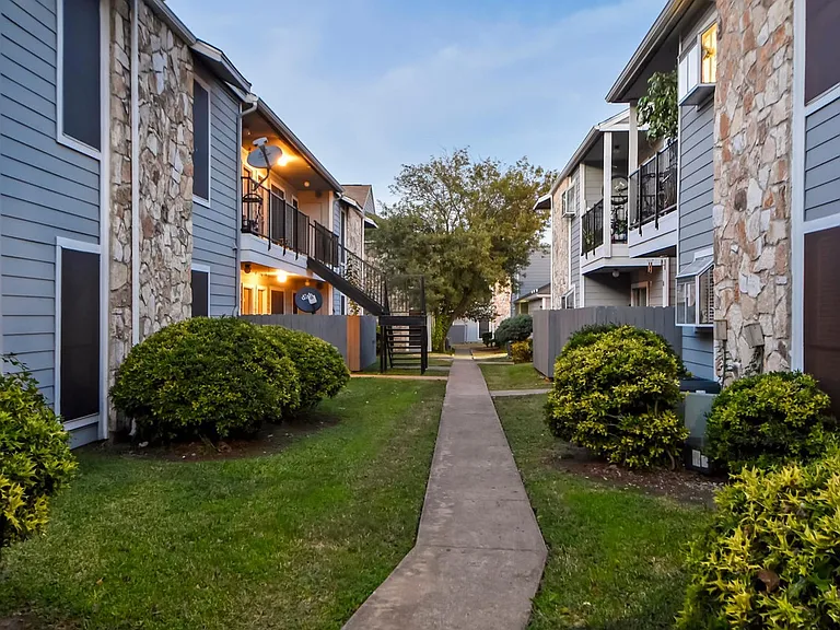 Affordable Domain units - Great move in Specials! — Photo 28