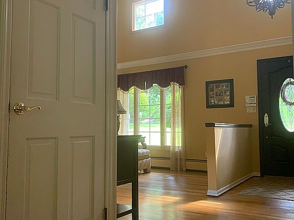 3rd image of 19 Green Knoll Ct