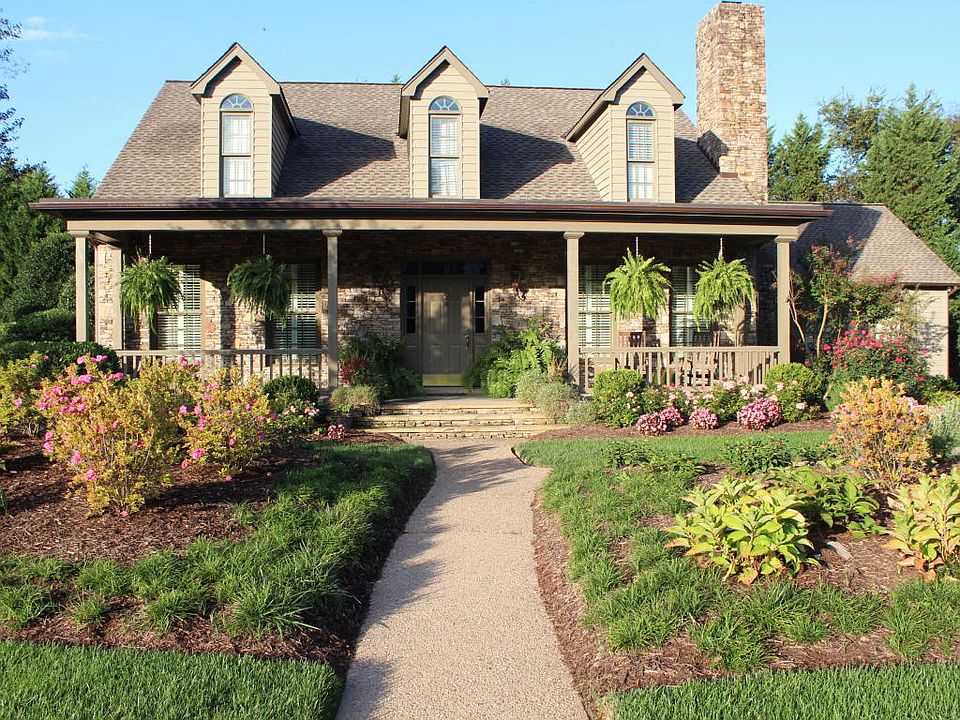 1st image of 221 Hampton Ct