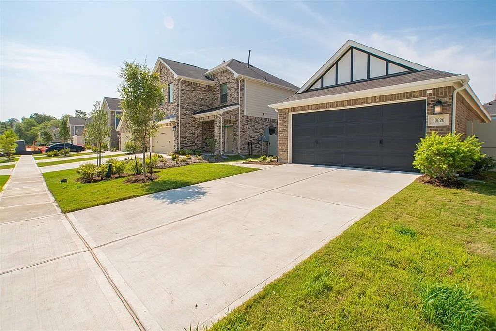 3 bed, 2.0 bath, 1381 sqft, $2,300 — Photo 2