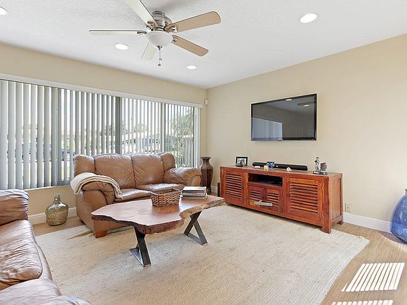 4th image of 320 NE 43rd Ct