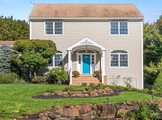 17 Mount Vernon St, North Reading, MA 01864