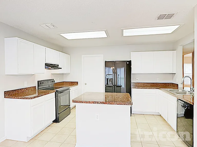 541 Gibson St — Photo 9