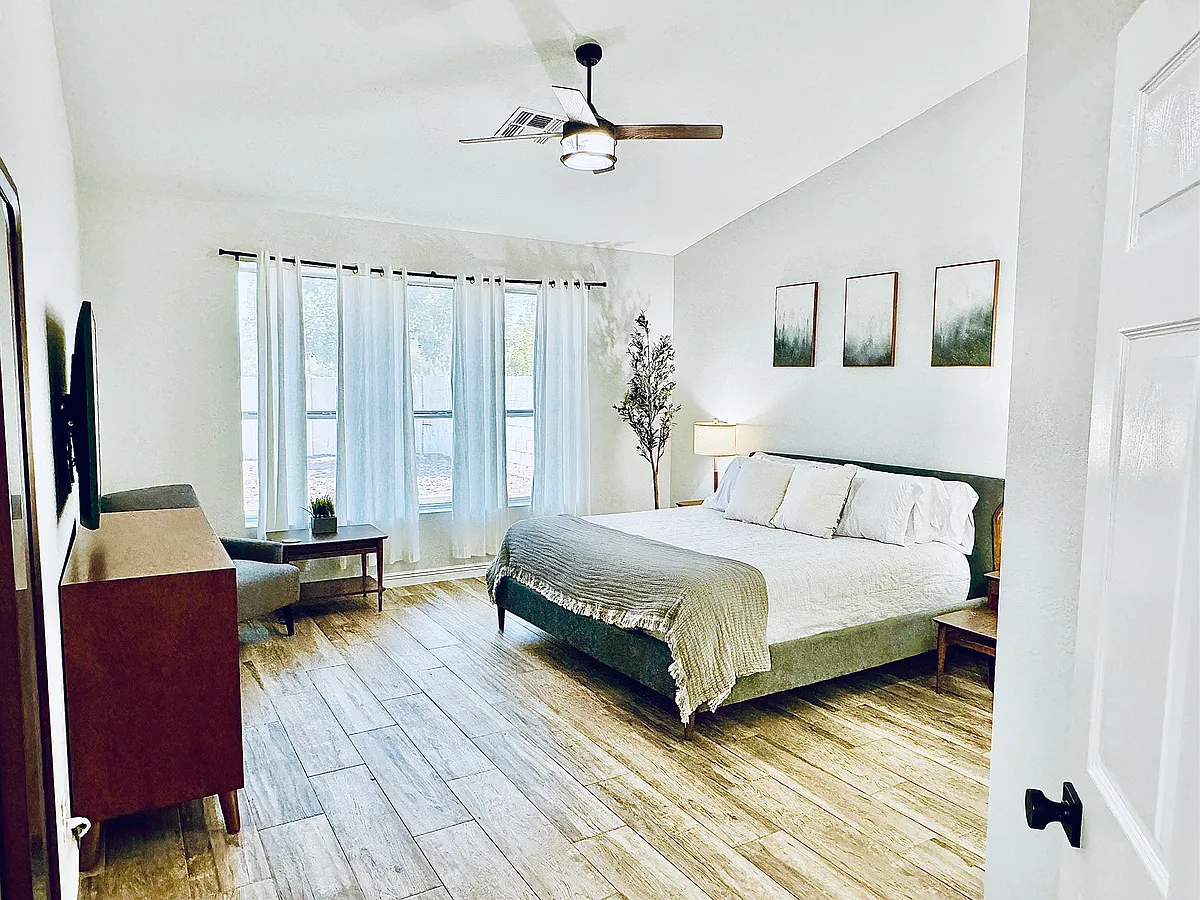 Primary bedroom with ensuite bathroom, King Size bed, Smart TV, sitting area, portable crib upon request. - E Arabian Dr