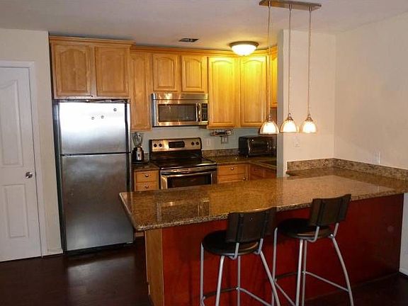 Kitchen and Eating Bar