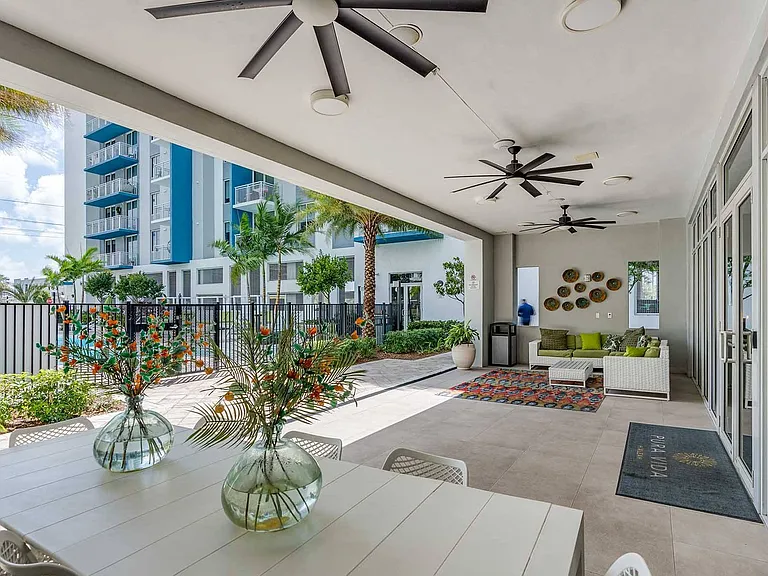 Pura Vida Hialeah Luxury Apartments — Photo 26