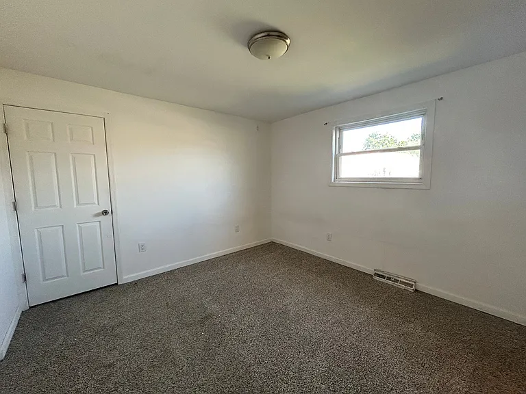 77 Wise Ave — Photo 8