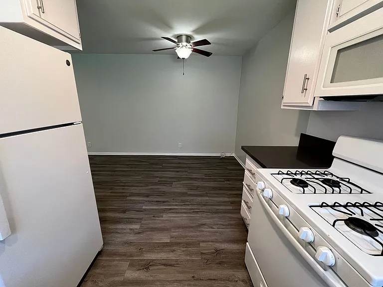 18400 Prairie Street — Photo 25