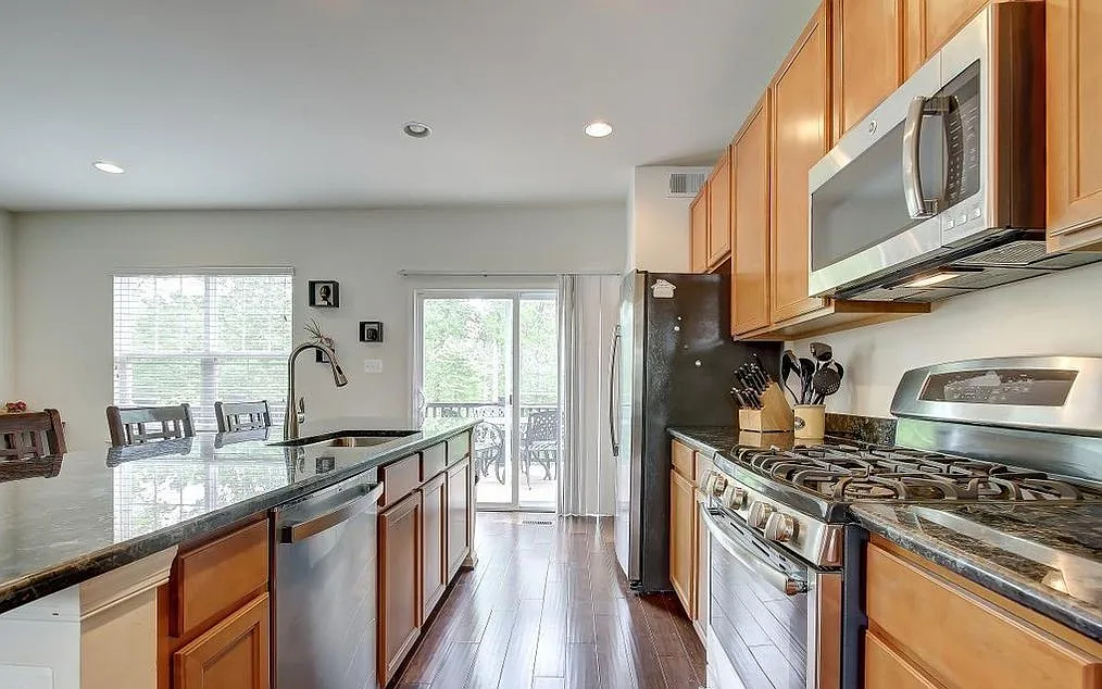 4 bed, 2596 sqft, $3,275 — Photo 3