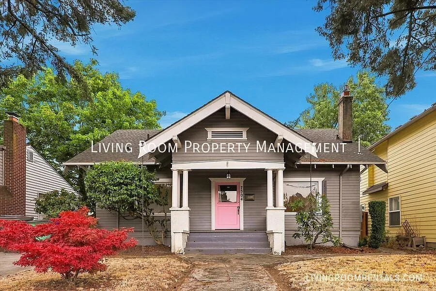 Old-school charm, plenty of space, and Woodstock right outside your door. — Photo 1