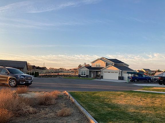 3rd image of 4754 Laurel Dr