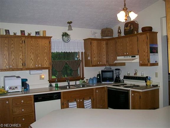 3rd image of 142 N Linden Ave APT 102