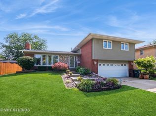 15205 Pine Dr, Oak Forest, IL 60452