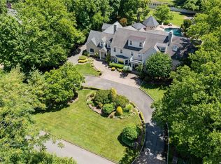 1315 Club Dr, Hewlett, NY 11557