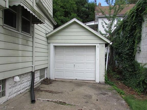 3rd image of 636 Rhodes Ave