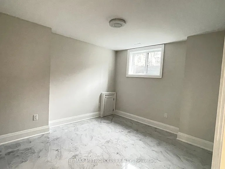 165 Manning Ave #BASEMENT — Photo 15