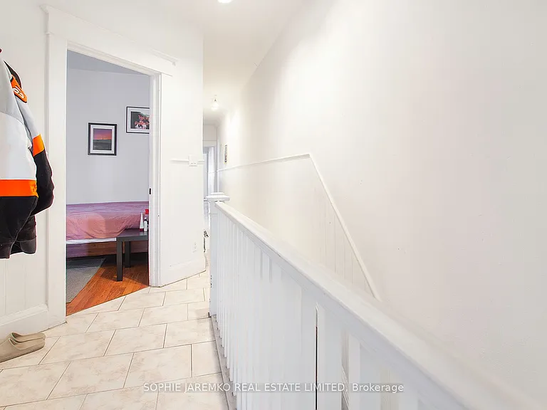 2102A Dundas St W — Photo 5