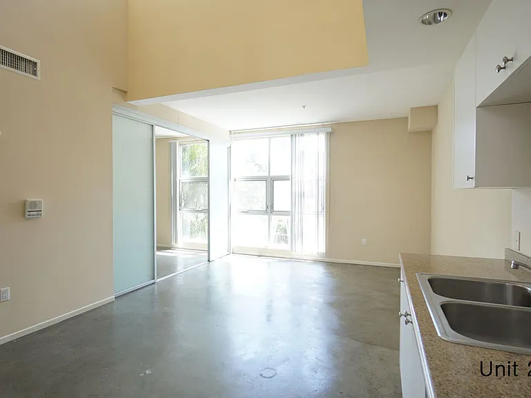 922 W 23rd St #209 — Photo 6