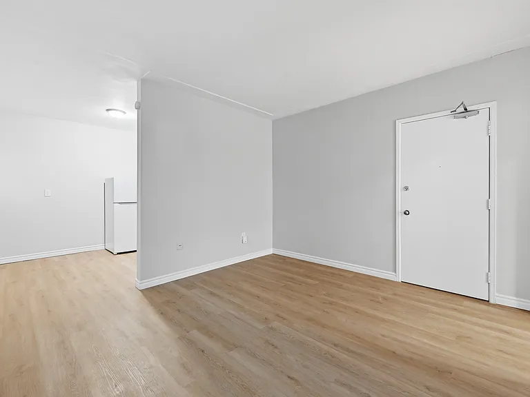 1296 Fennell Ave E — Photo 6