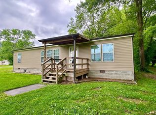 236 Emory St, Flora, IL 62839