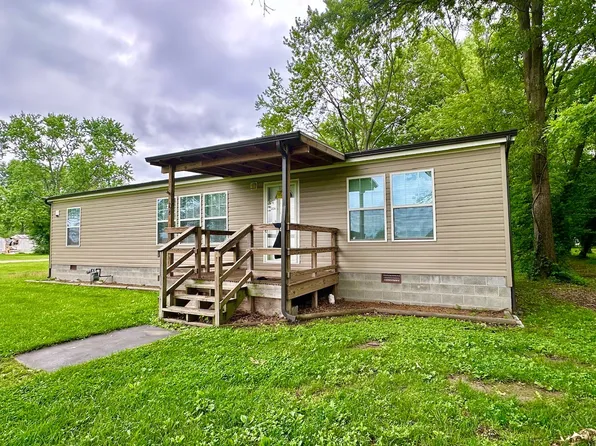 236 Emory St, Flora, IL 62839