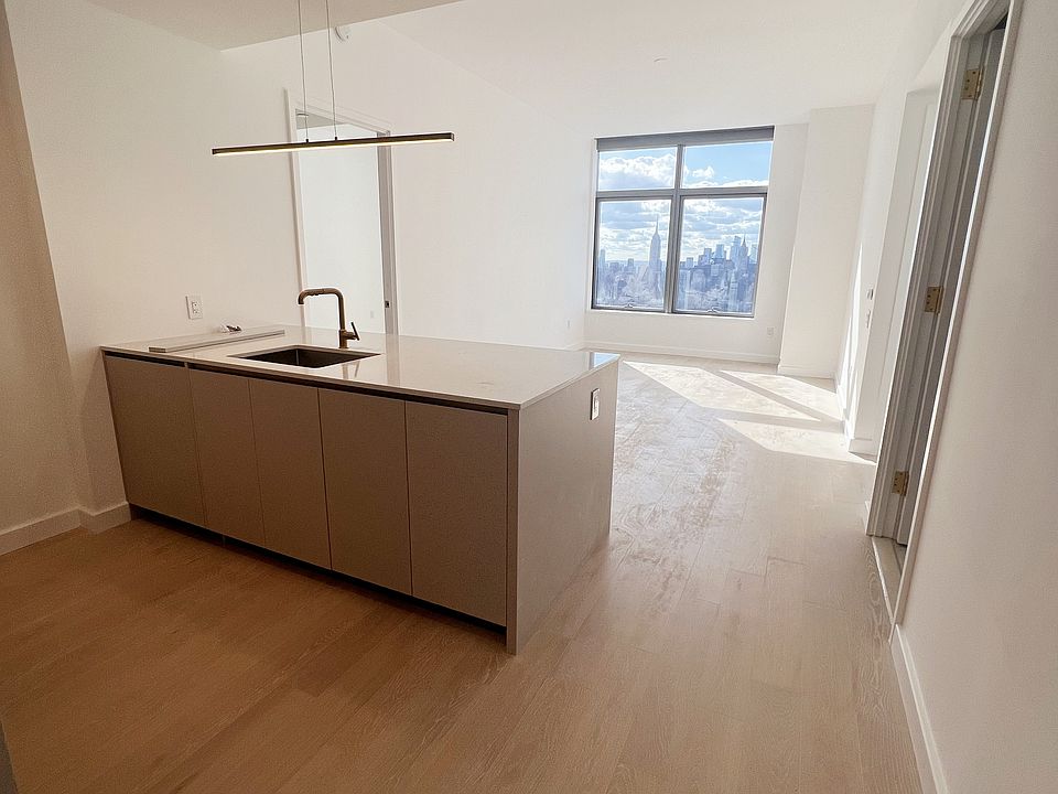 1st image of 3 Court Sq APT 6201