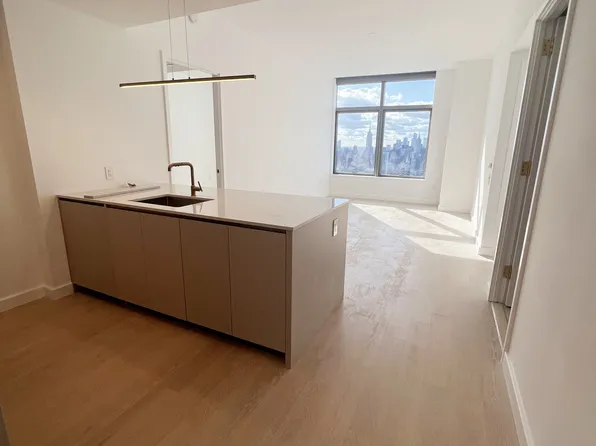 3 Court Square image 2 of 8