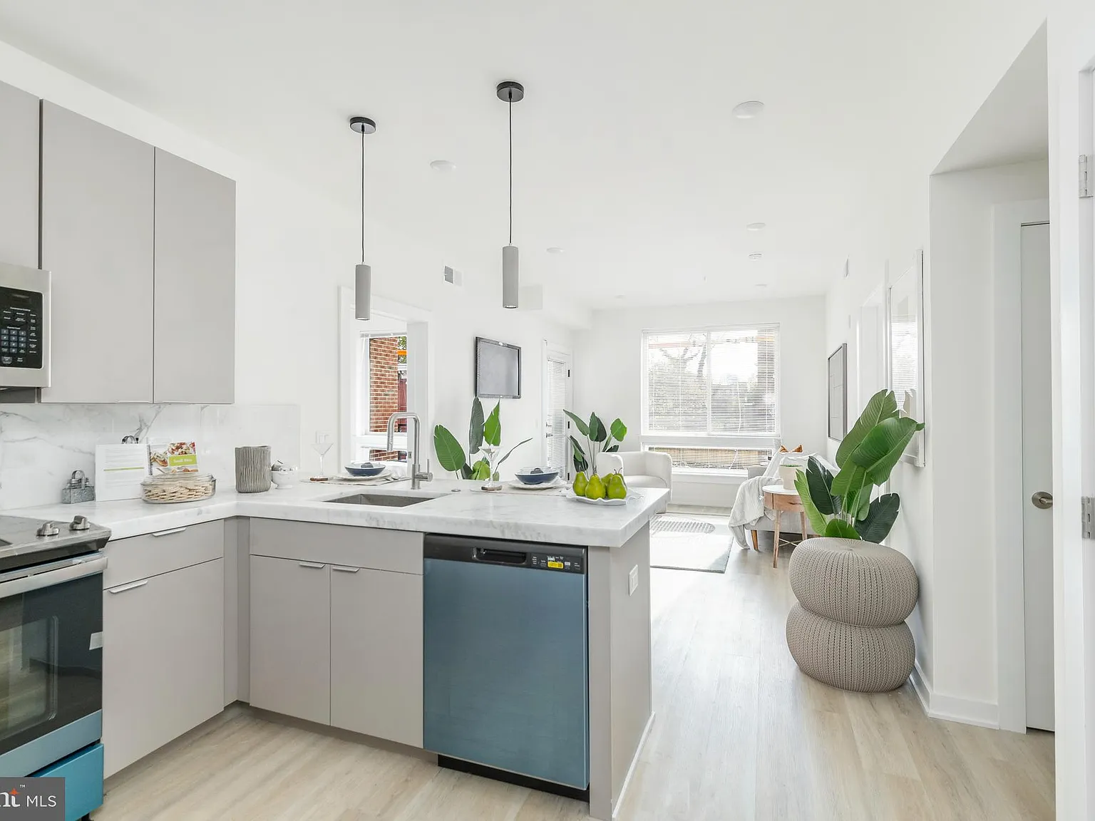2 bed, 839 sqft, $1,799 — Photo 2