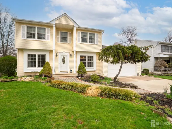 15 Lynn Ct, North Brunswick, NJ 08902